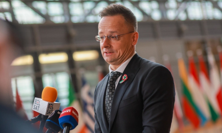 Петер Сиярто разговарял с колегите си от Русия, Сърбия, Израел, САЩ и Турция преди и след срещите на ЕС